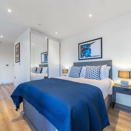Modern Studio Apartment In 东格林斯特德 外观 照片