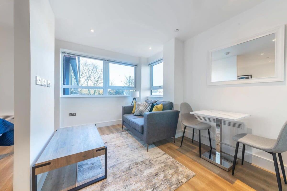 Modern Studio Apartment In 东格林斯特德 外观 照片