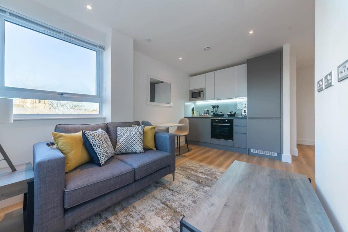 Modern Studio Apartment In 东格林斯特德 外观 照片